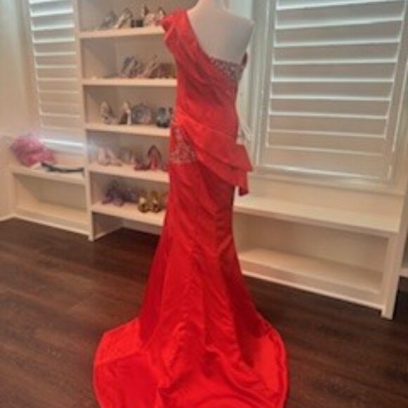 🔥 Elegant Red One-Shoulder Gown with Rhinestone Detailing & Train 🔥 - Picture 3 of 8